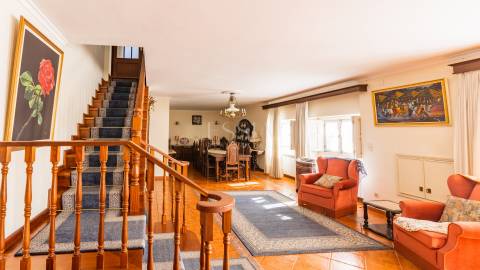 Quinta T9 com Piscina e Terreno de Cultivo em Santo Tirso