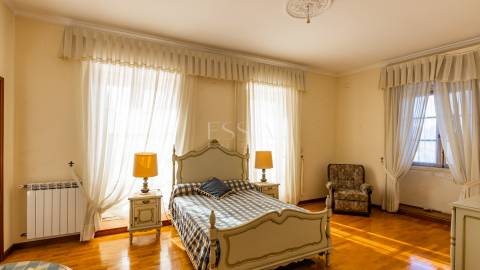 Quinta T9 com Piscina e Terreno de Cultivo em Santo Tirso