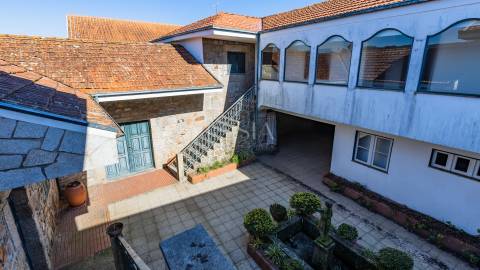 Quinta T9 com Piscina e Terreno de Cultivo em Santo Tirso
