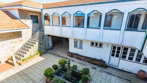 Quinta T9 com Piscina e Terreno de Cultivo em Santo Tirso
