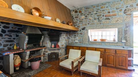 Quinta T9 com Piscina e Terreno de Cultivo em Santo Tirso