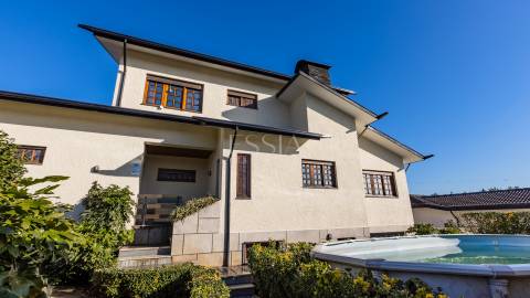 Moradia T5 com Jardim e Piscina na Maia