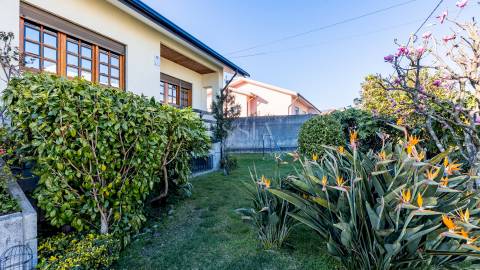 Moradia T5 com Jardim e Piscina na Maia