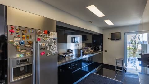 Apartamento T3+1 com vistas de Rio e Mar na Foz do Douro