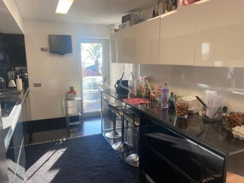 Apartamento T3+1 com vistas de Rio e Mar na Foz do Douro