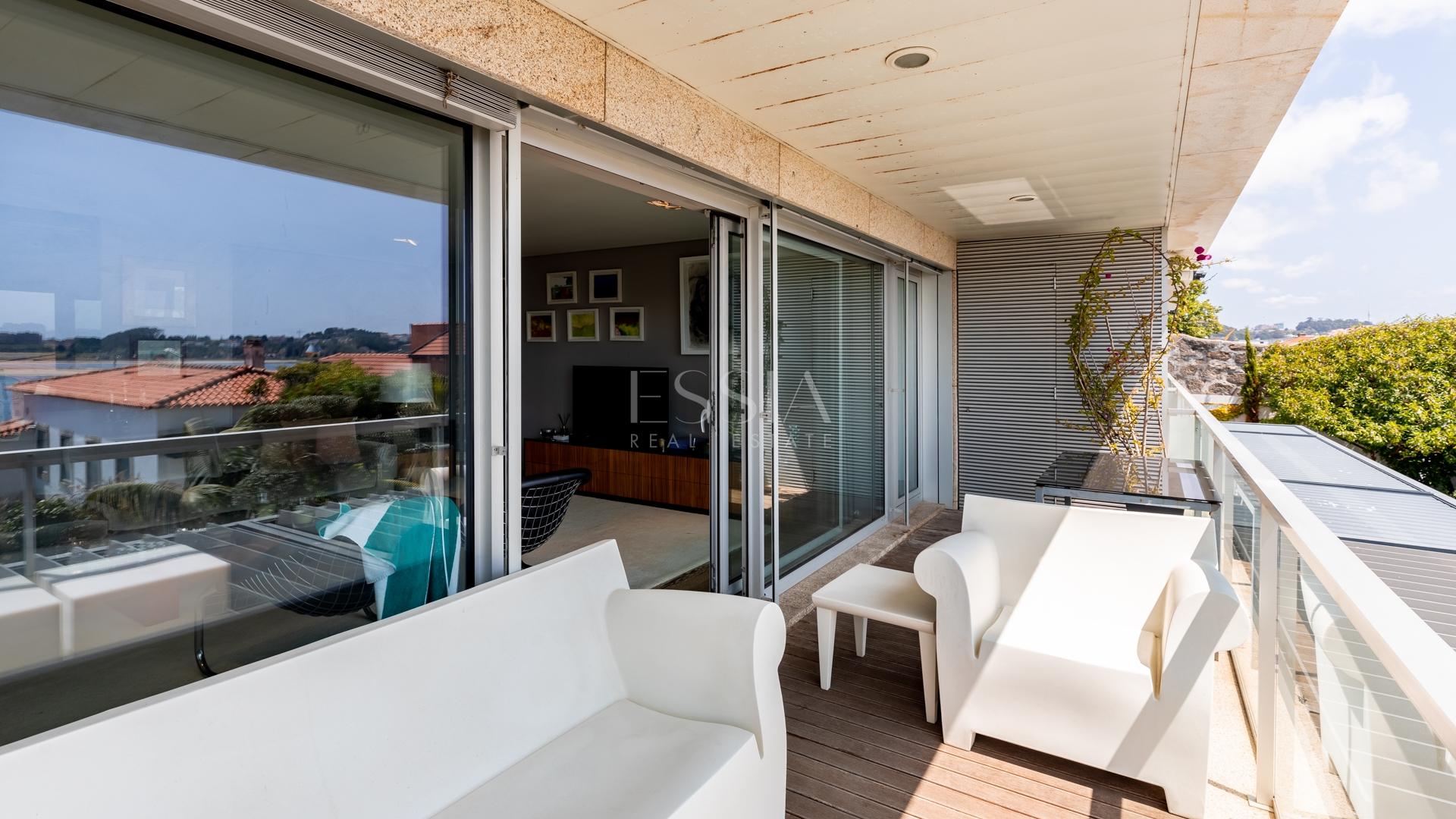 Apartamento T3+1 com vistas de Rio e Mar na Foz do Douro