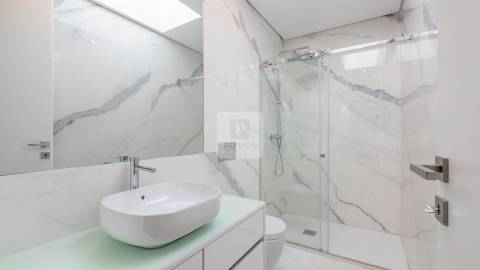 Apartamento T3 Duplex Novo com Terraço Vistas Mar na Foz do Douro