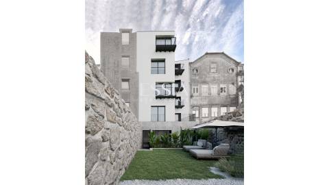 Apartamento T2 Duplex com 2 Varandas próximo do Palácio de Cristal