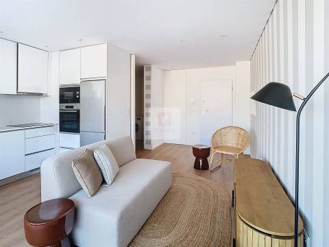 T1 Mobilado com Terraço 47 m2 a 1 min do Norte Shopping/CUF