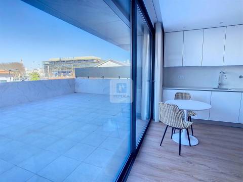 T1 Mobilado com Terraço 47 m2 a 1 min do Norte Shopping/CUF