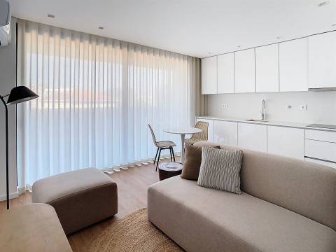 T1 Mobilado com Terraço 47 m2 a 1 min do Norte Shopping/CUF