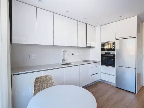 T1 Mobilado com Terraço 47 m2 a 1 min do Norte Shopping/CUF