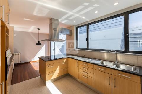 Moradia T4+2 com Varandas e Terraço Vistas Rio Douro