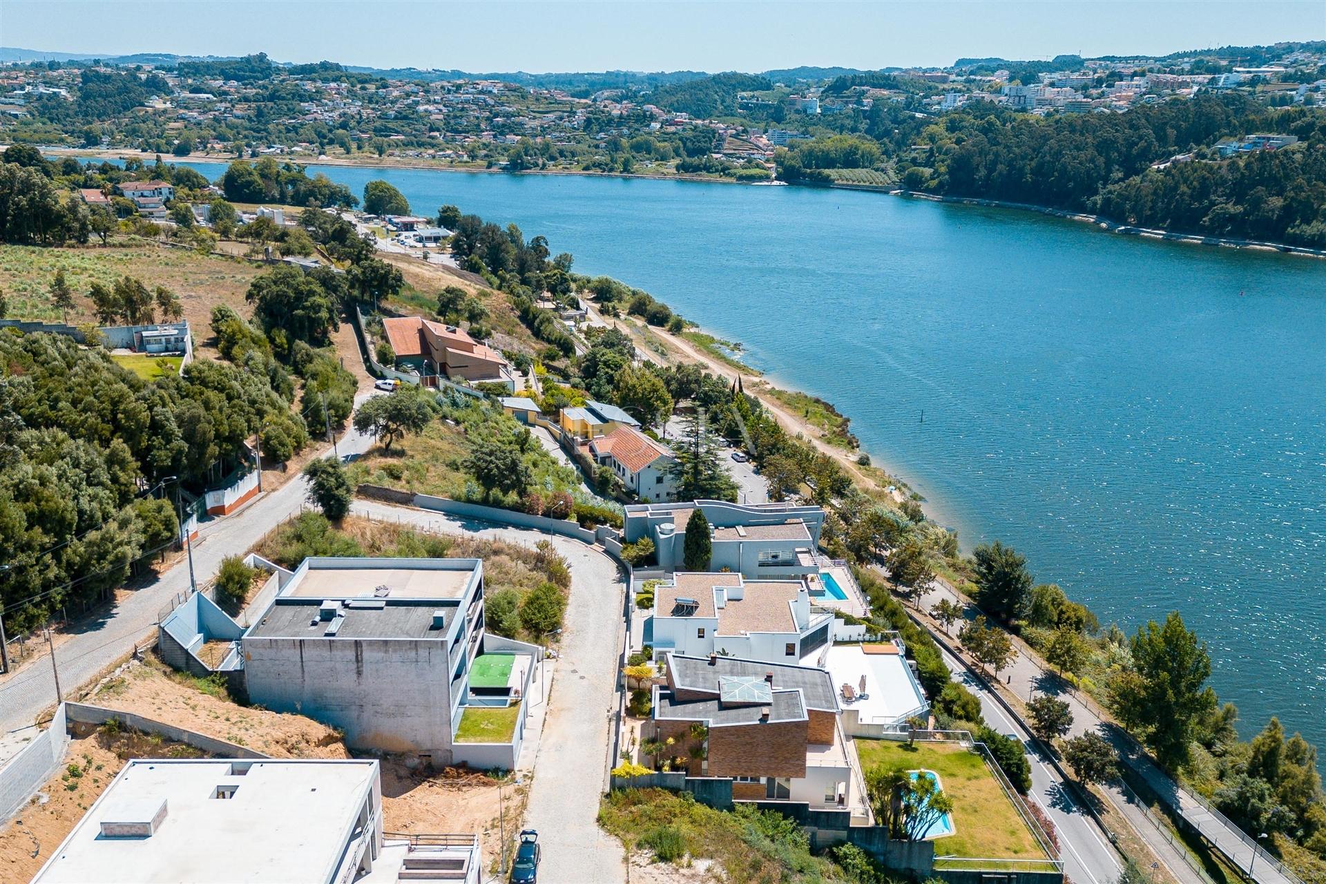 Moradia T4+2 com Varandas e Terraço Vistas Rio Douro