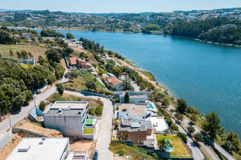 Moradia T4+2 com Varandas e Terraço Vistas Rio Douro