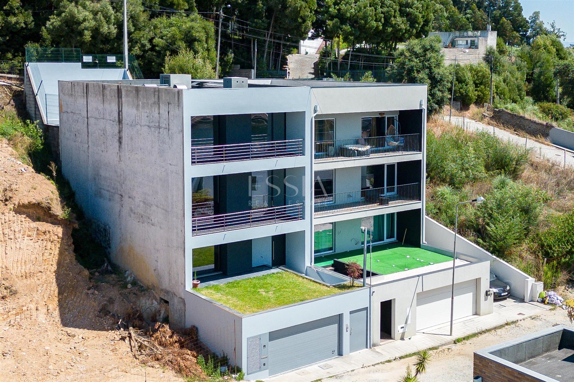 Moradia T4+2 com Varandas e Terraço Vistas Rio Douro