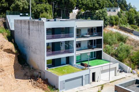 Moradia T4+2 com Varandas e Terraço Vistas Rio Douro