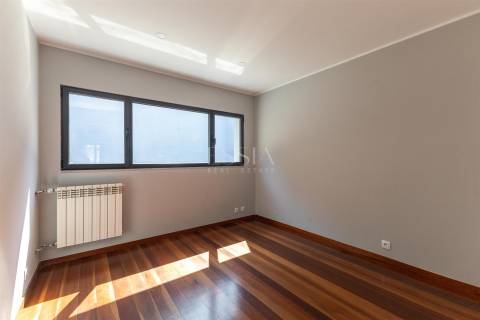 Moradia T4+2 com Varandas e Terraço Vistas Rio Douro