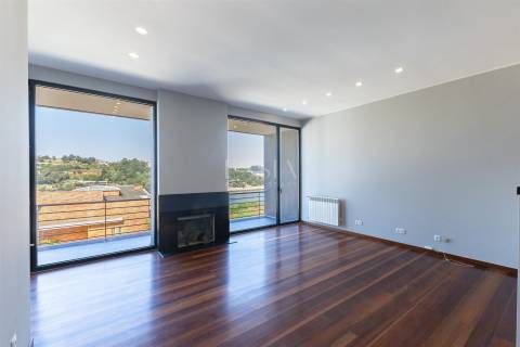 Moradia T4+2 com Varandas e Terraço Vistas Rio Douro