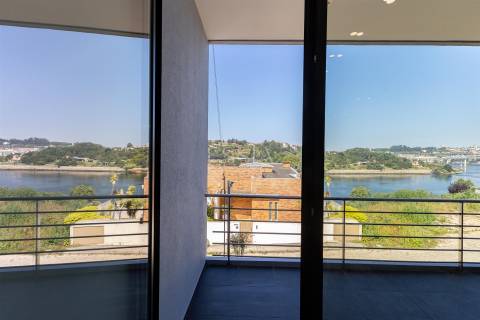 Moradia T4+2 com Varandas e Terraço Vistas Rio Douro