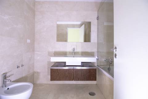 Apartamento T4 com Varanda Vistas Mar em Matosinhos Sul