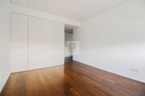 Apartamento T4 com Varanda Vistas Mar em Matosinhos Sul