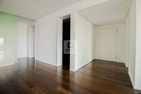 Apartamento T4 com Varanda Vistas Mar em Matosinhos Sul