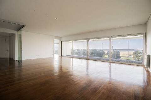 Apartamento T4 com Varanda Vistas Mar em Matosinhos Sul