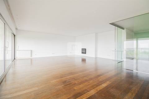 Apartamento T4 com Varanda Vistas Mar em Matosinhos Sul