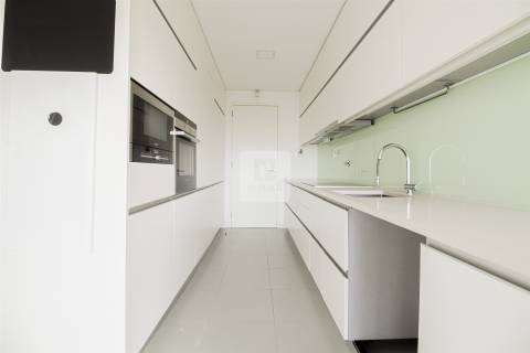 Apartamento T4 com Varanda Vistas Mar em Matosinhos Sul