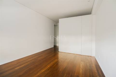 Apartamento T4 com Varanda Vistas Mar em Matosinhos Sul