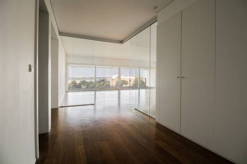 Apartamento T4 com Varanda Vistas Mar em Matosinhos Sul