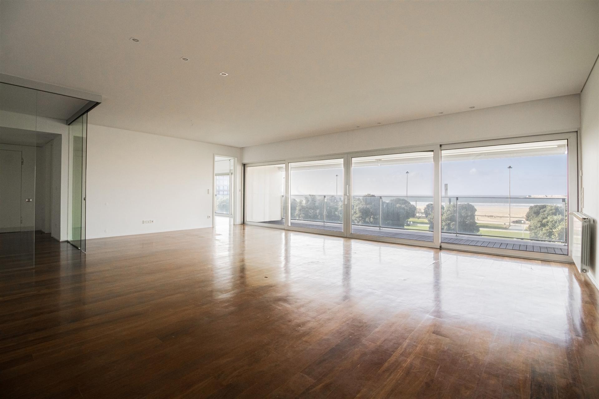 Apartamento T4 com Varanda Vistas Mar em Matosinhos Sul