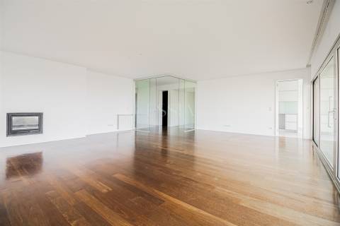 Apartamento T4 com Varanda Vistas Mar em Matosinhos Sul