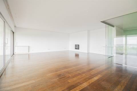 Apartamento T4 com Varanda Vistas Mar em Matosinhos Sul