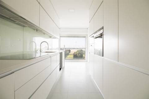 Apartamento T4 com Varanda Vistas Mar em Matosinhos Sul