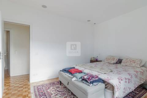 Apartamento T2 com 3 Varandas  - 2ª Linha de Mar na Foz do Douro