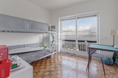 Apartamento T2 com 3 Varandas  - 2ª Linha de Mar na Foz do Douro