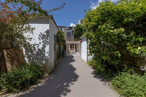 Moradia T4 Triplex |  Traça Típica Portuguesa com Jardim no Bonfim