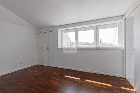 Apartamento T3 Duplex na Foz do Douro com 2 Varandas e Estacionamento