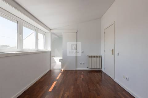 Apartamento T3 Duplex na Foz do Douro com 2 Varandas e Estacionamento