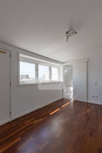 Apartamento T3 Duplex na Foz do Douro com 2 Varandas e Estacionamento