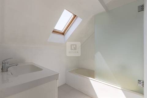 Apartamento T3 Duplex na Foz do Douro com 2 Varandas e Estacionamento