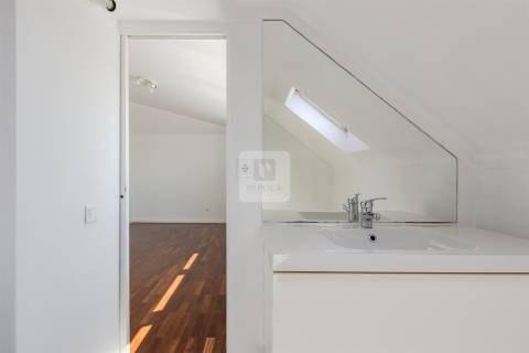 Apartamento T3 Duplex na Foz do Douro com 2 Varandas e Estacionamento