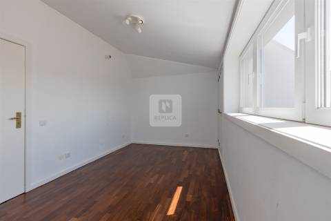 Apartamento T3 Duplex na Foz do Douro com 2 Varandas e Estacionamento