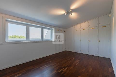 Apartamento T3 Duplex na Foz do Douro com 2 Varandas e Estacionamento