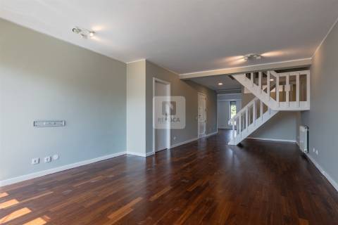 Apartamento T3 Duplex na Foz do Douro com 2 Varandas e Estacionamento