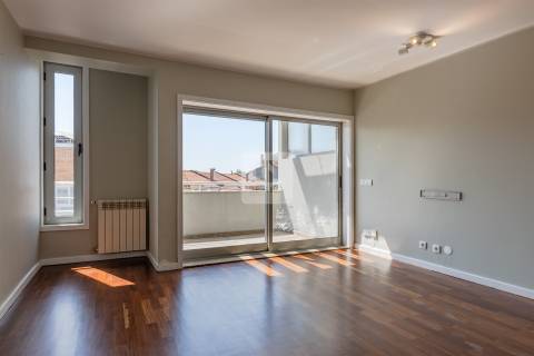 Apartamento T3 Duplex na Foz do Douro com 2 Varandas e Estacionamento