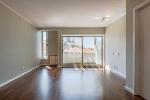 Apartamento T3 Duplex na Foz do Douro com 2 Varandas e Estacionamento