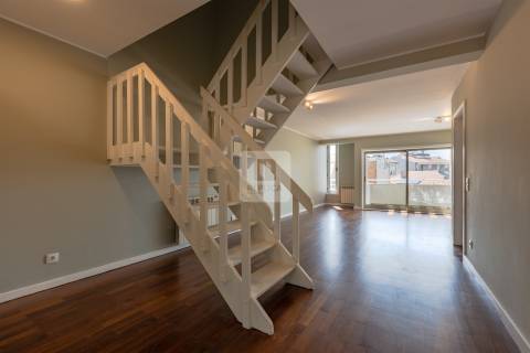 Apartamento T3 Duplex na Foz do Douro com 2 Varandas e Estacionamento